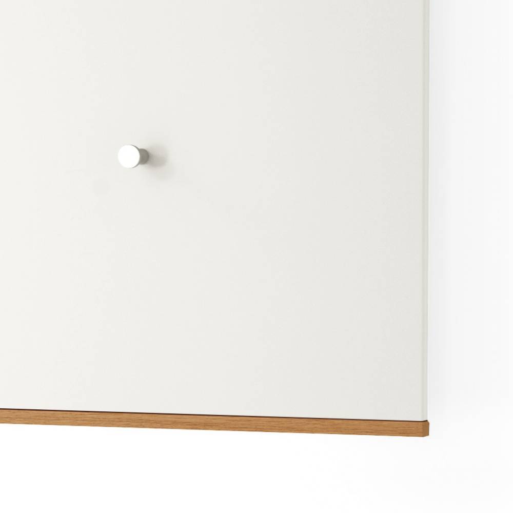 Detail eines runden Metallhakens an der weißen Garderobenplatte mit unterer Kante aus Eiche Bianco – Didesco