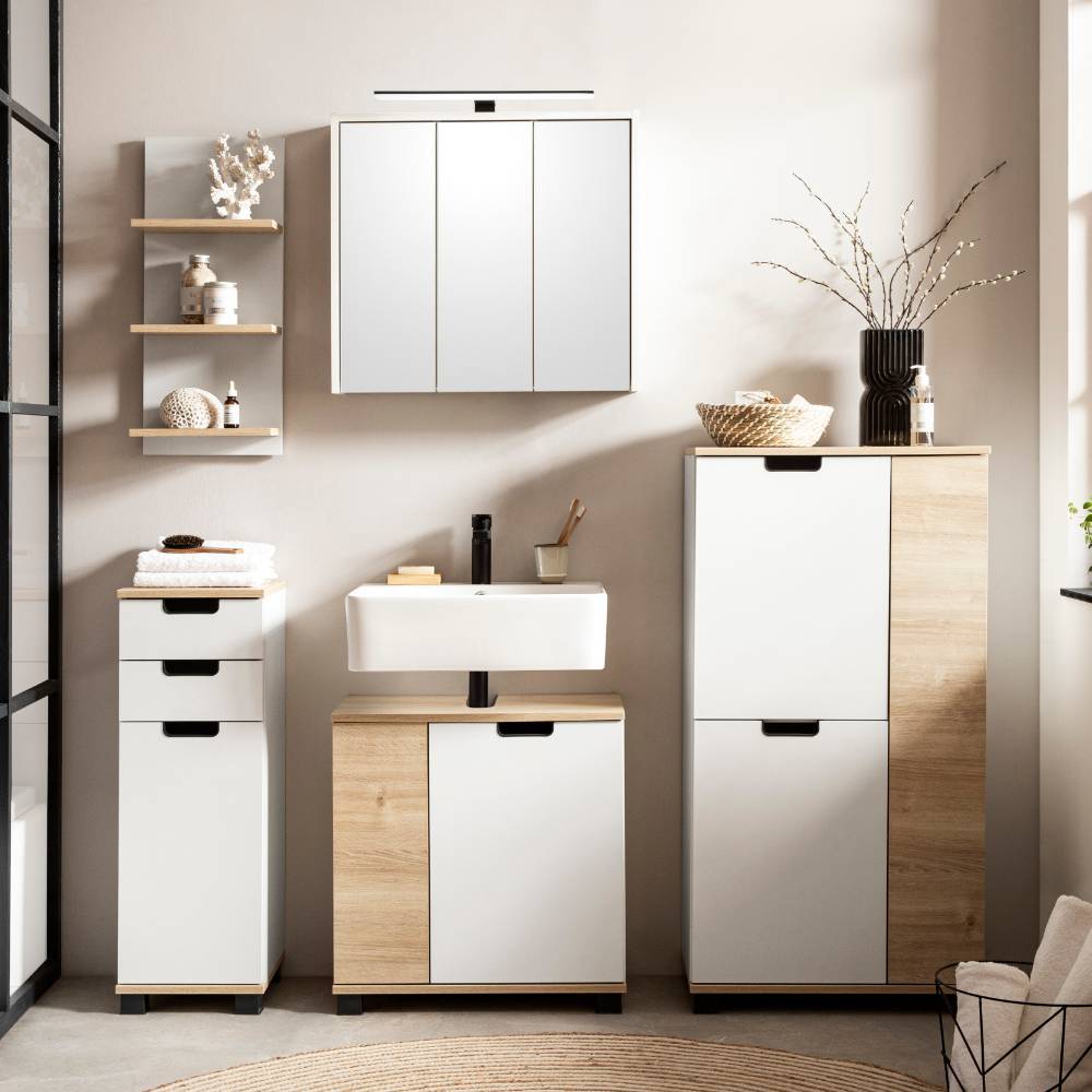 Bad Highboard in Mattweiß mit Eichenholz-Akzenten als Teil einer Badezimmerausstattung – Jokna