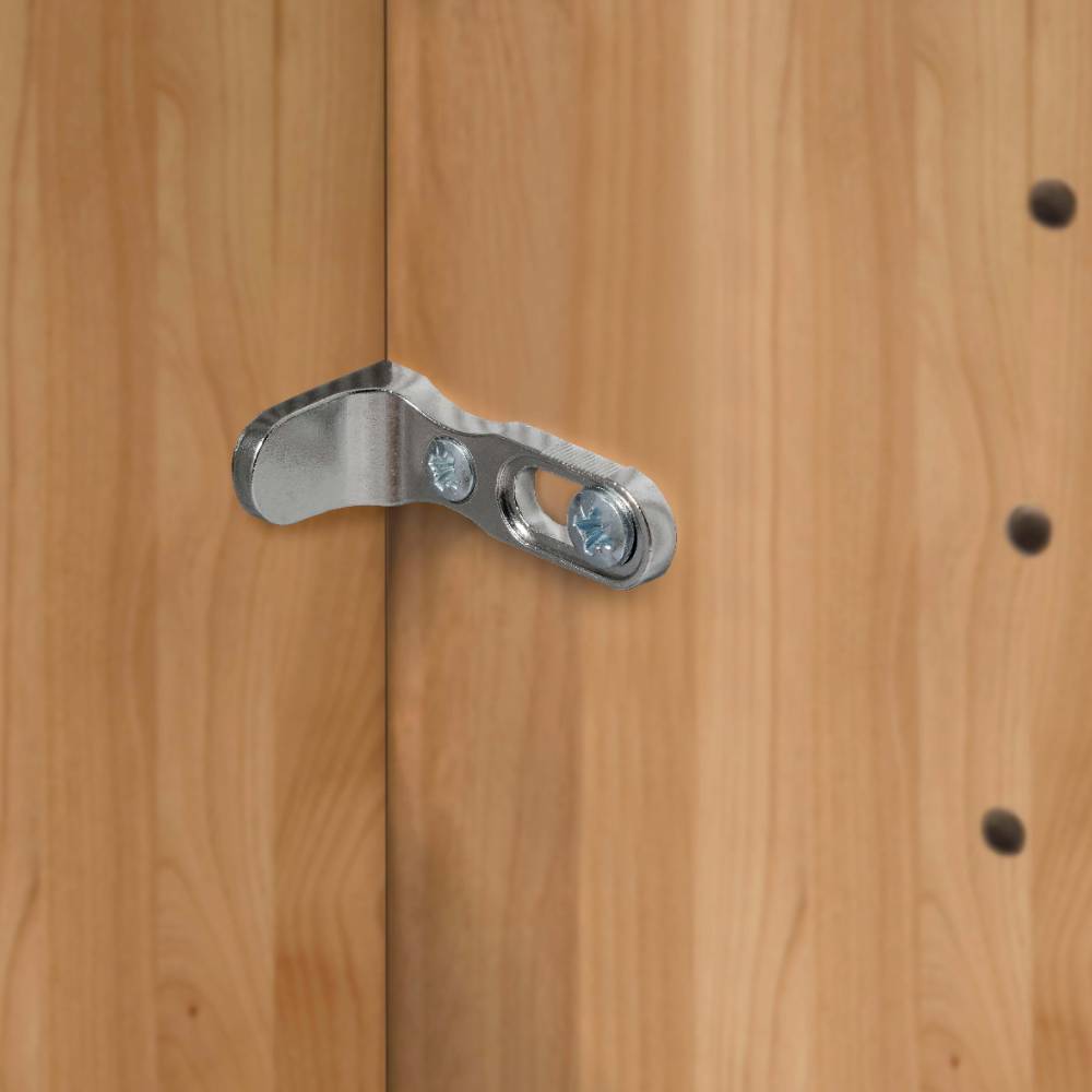 Robuster Türbeschlag mit Schrauben an der Innenseite der Schranktür aus hellem Holz – Vutonia