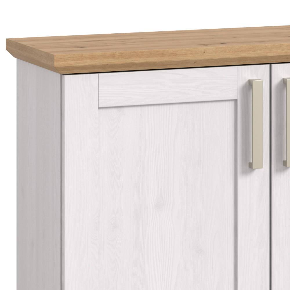 Detailaufnahme der weißen Schranktür mit feiner Holzmaserung und modernem Griff – Tocella
