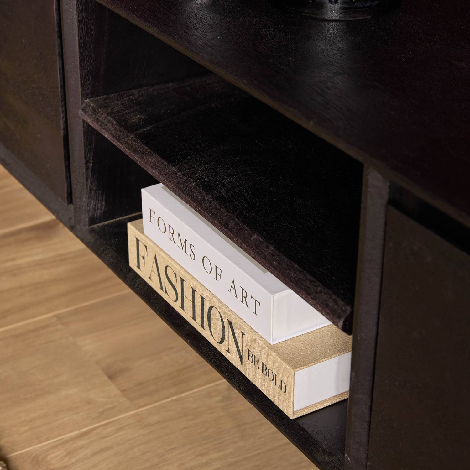 Offenes Ablagefach des Hänge TV Racks aus schwarzem Mangoholz – Rondra