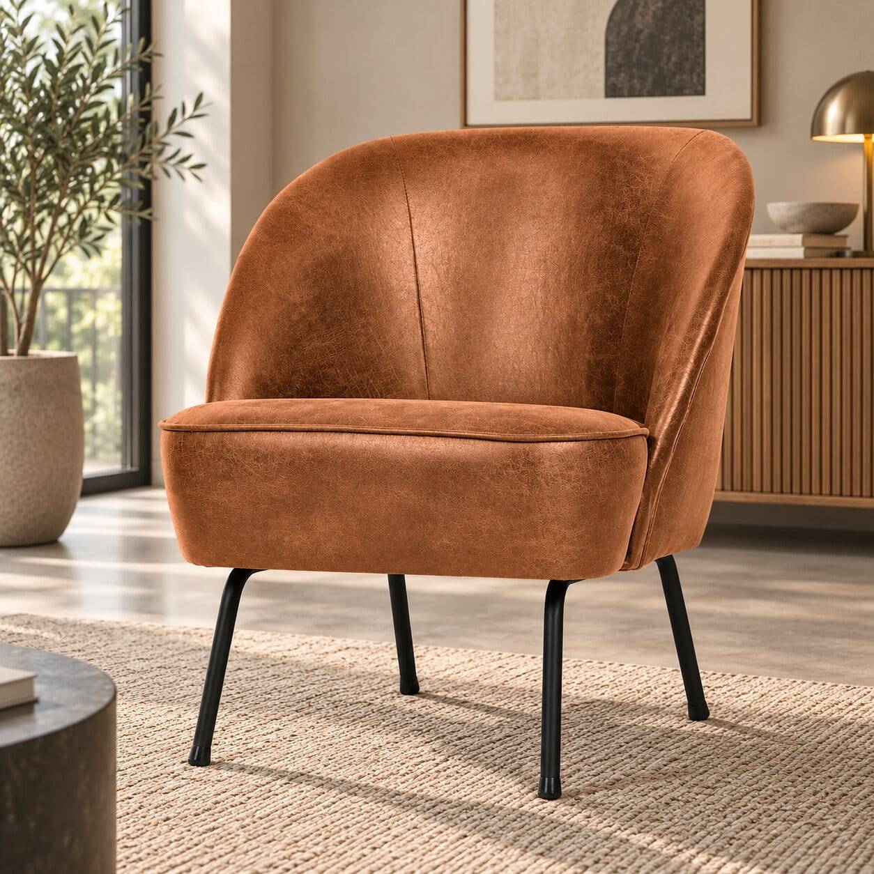 Bequemer Retro Ledersessel in Cognac Braun für das Wohnzimmer mit schwarzen Metallfüßen – Store
