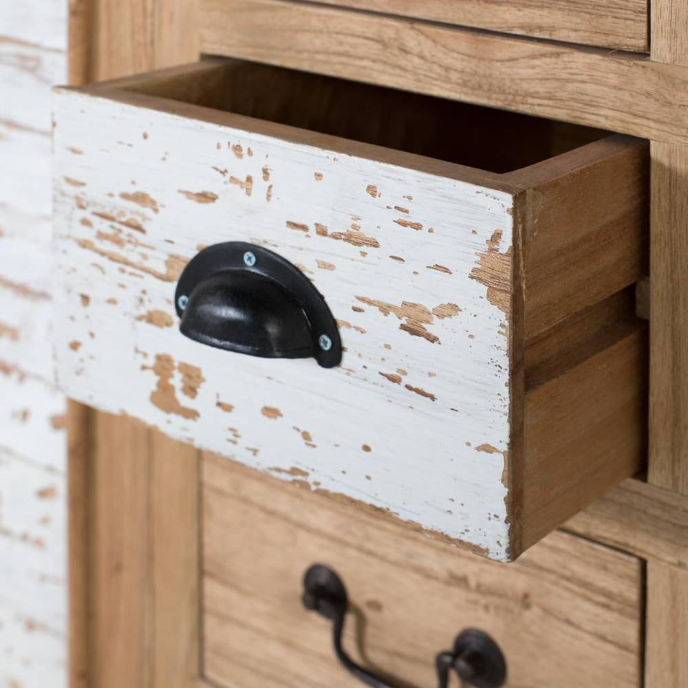 Geöffnete Schublade des Shabby Chic Sideboards mit weißer Patina und schwarzem Muschelgriff – Lamedda