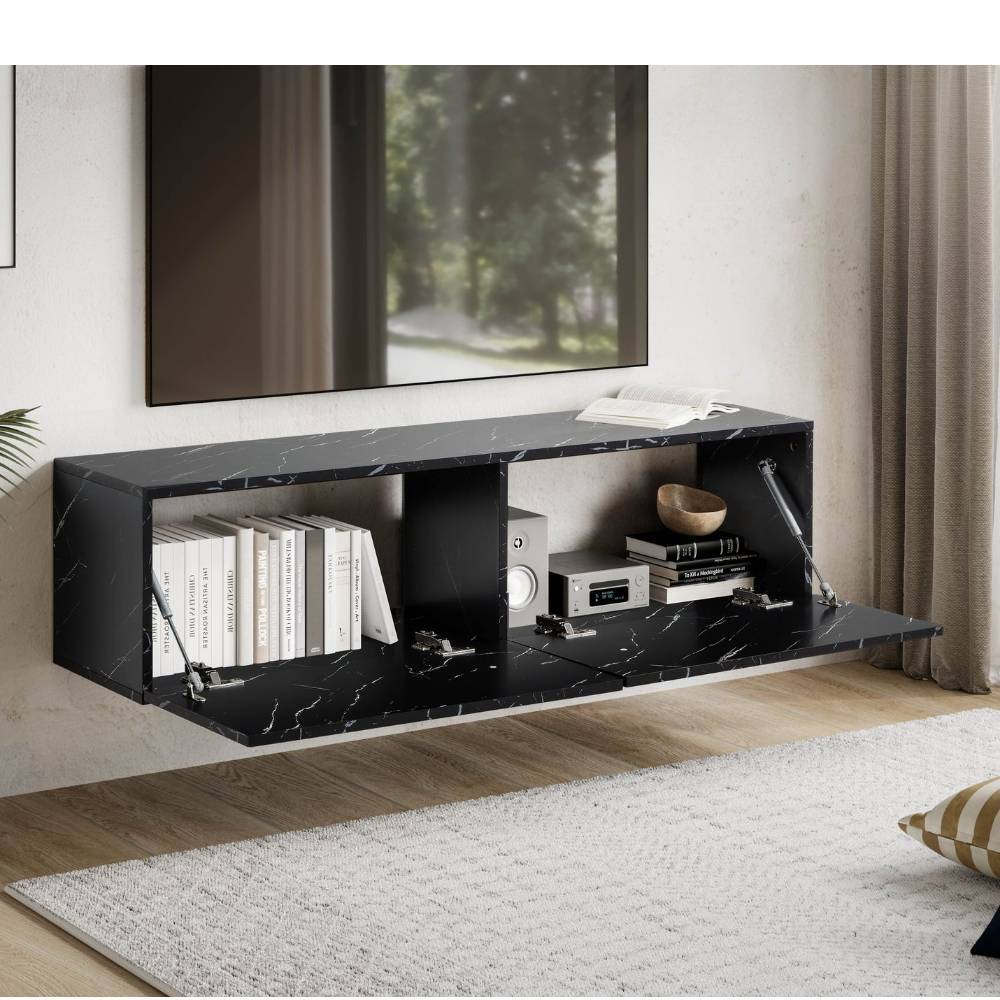Schwarzes TV-Hängeboard in Marmor-Optik mit offenen Klappen unter einem Fernseher im Wohnzimmer – Varzino