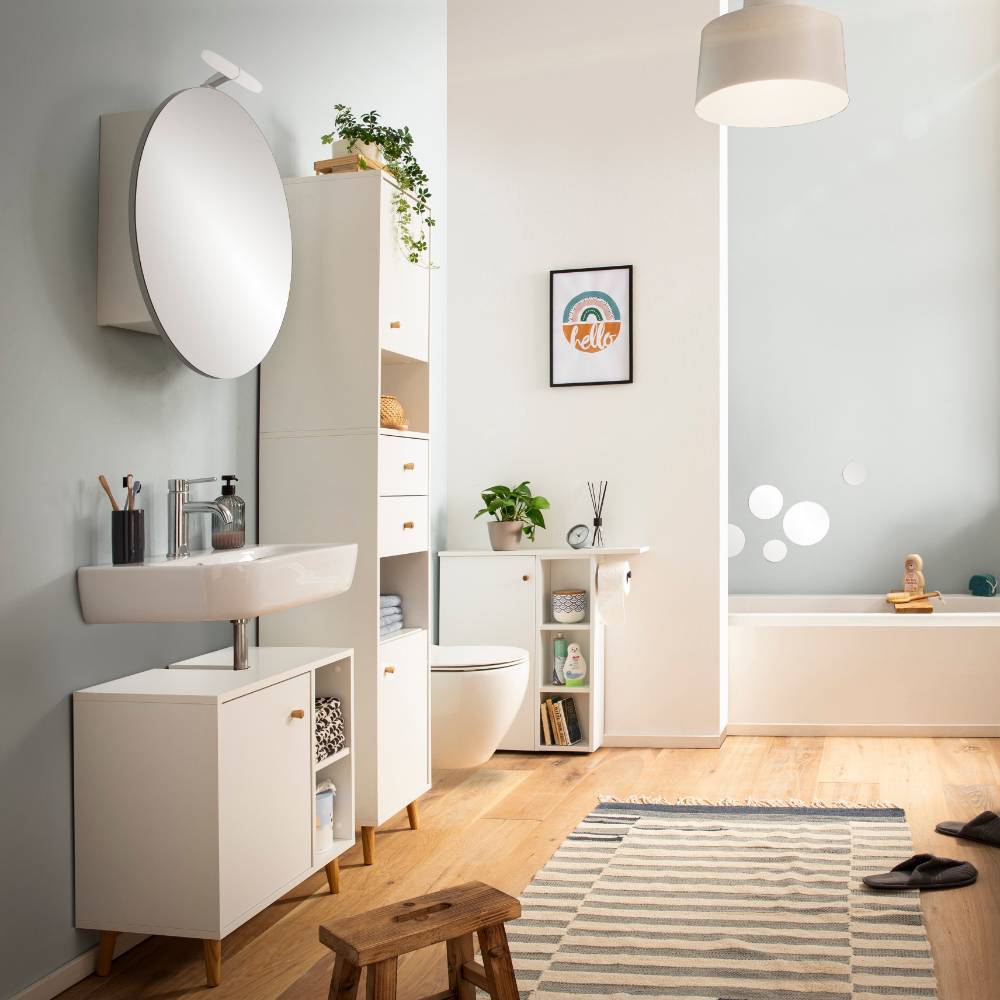 Weißer Nischenschrank mit Toilettenpapierhalter im modernen Badezimmer Ambiente – Anuta