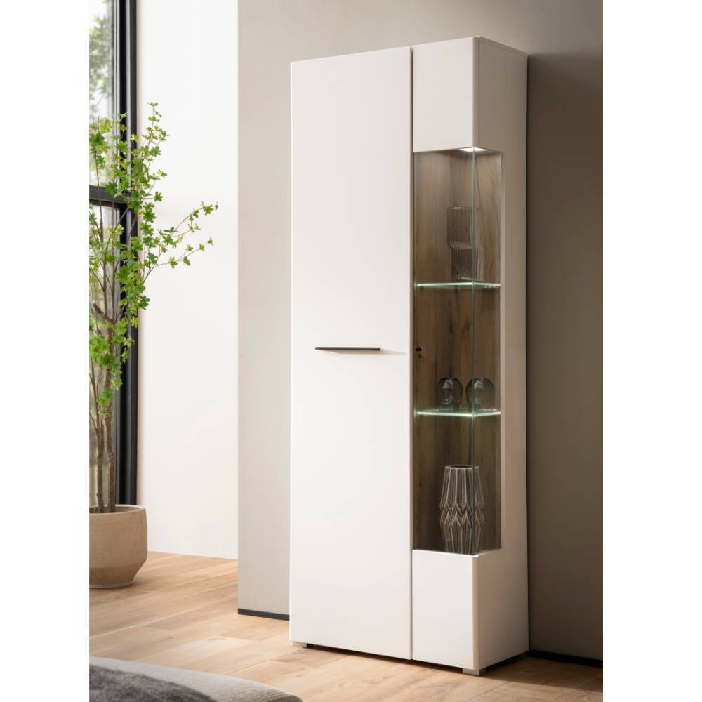 Weiße Vitrine mit Glastür, beleuchteten Glasböden und Holzrückwand für das Wohnzimmer – Acke