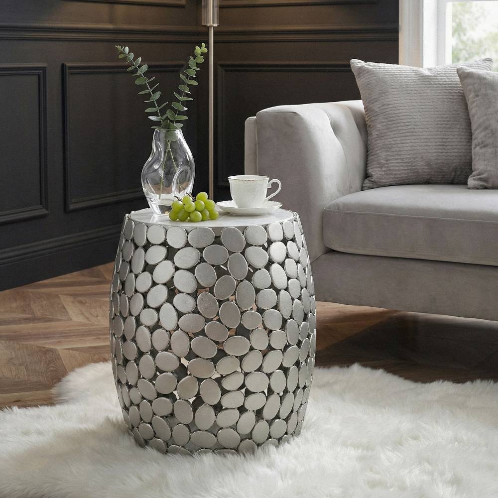 Design-Beistelltisch Adamu mit Marmorplatte und silbernem Korpus im Wohnzimmer – Adamu