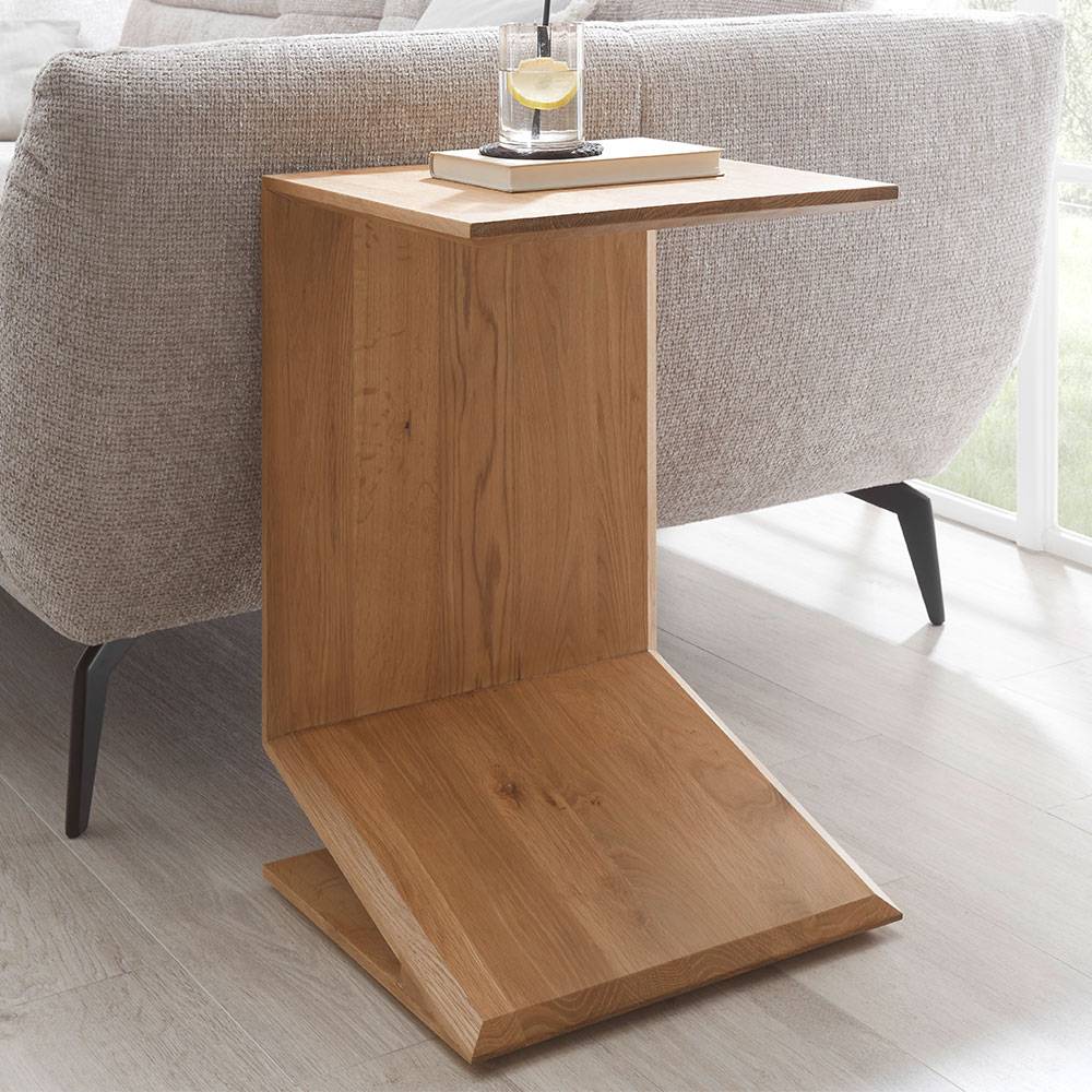 Hölzerner Sofatisch mit Zeitungsständer neben einem beigefarbenen Sofa im Wohnzimmer – Iloca