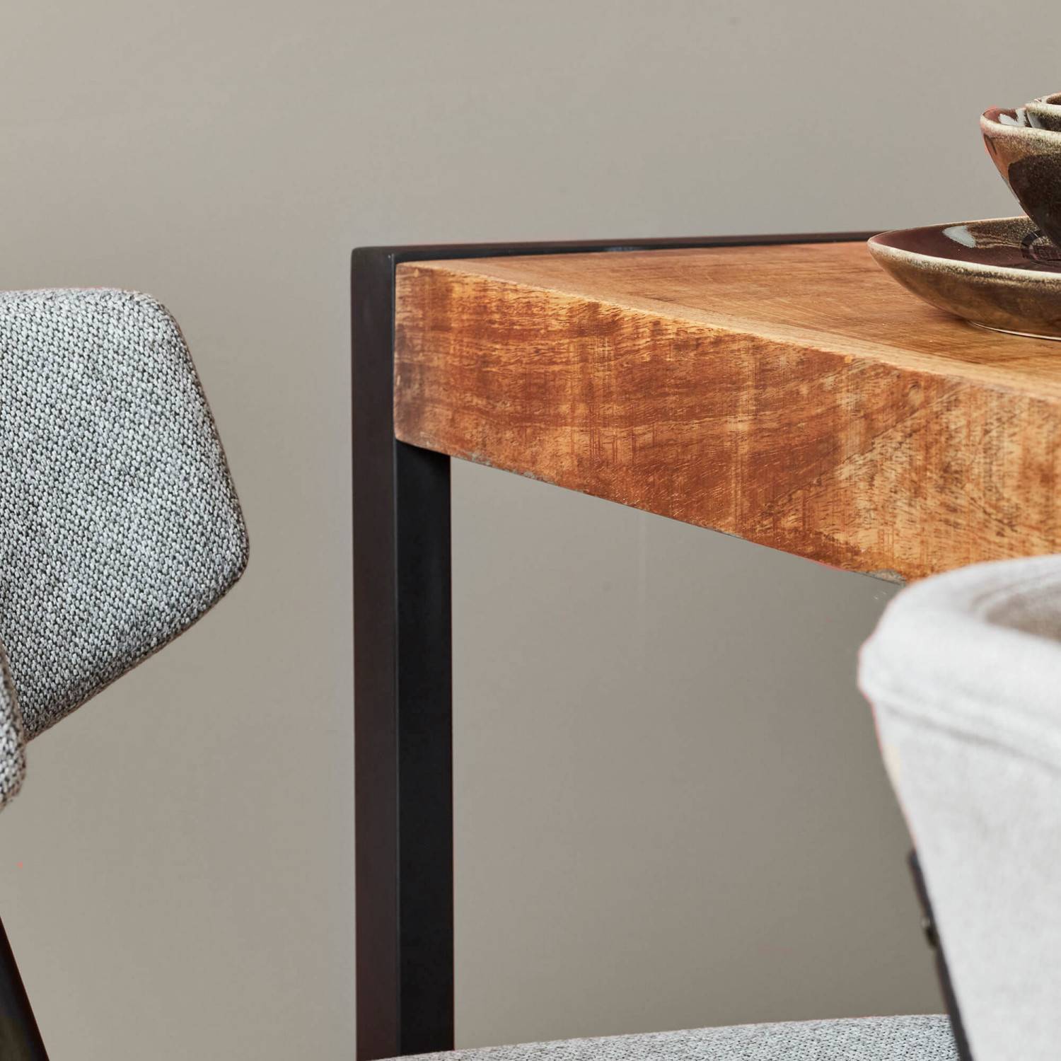 Tischkante aus rustikalem Mangoholz mit schwarzem Metallrahmen im Industrial-Stil – Ceria