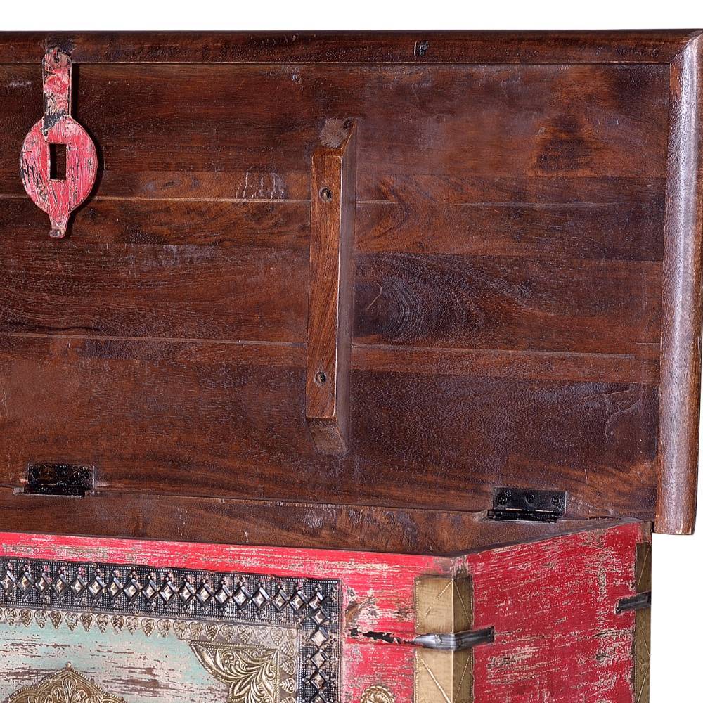Charakterstarke Holztruhe mit Metallgriffen - Agacina