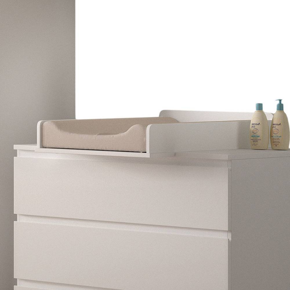 Detailansicht des Wickelaufsatzes auf der weißen Babykommode mit Pflegeprodukten – Crocinol
