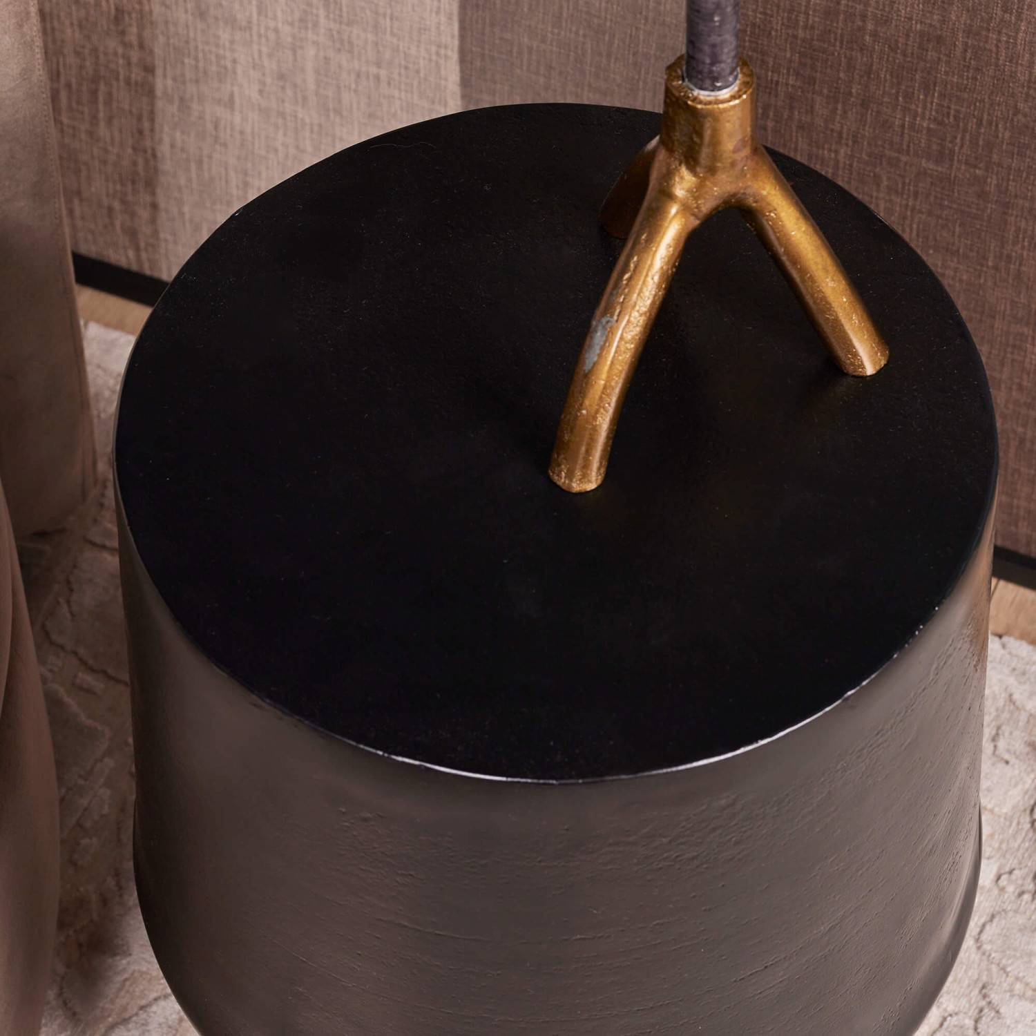 Runder schwarzer Metall Designtisch mit glatter Oberfläche und goldenem Lampenfuß – Blando