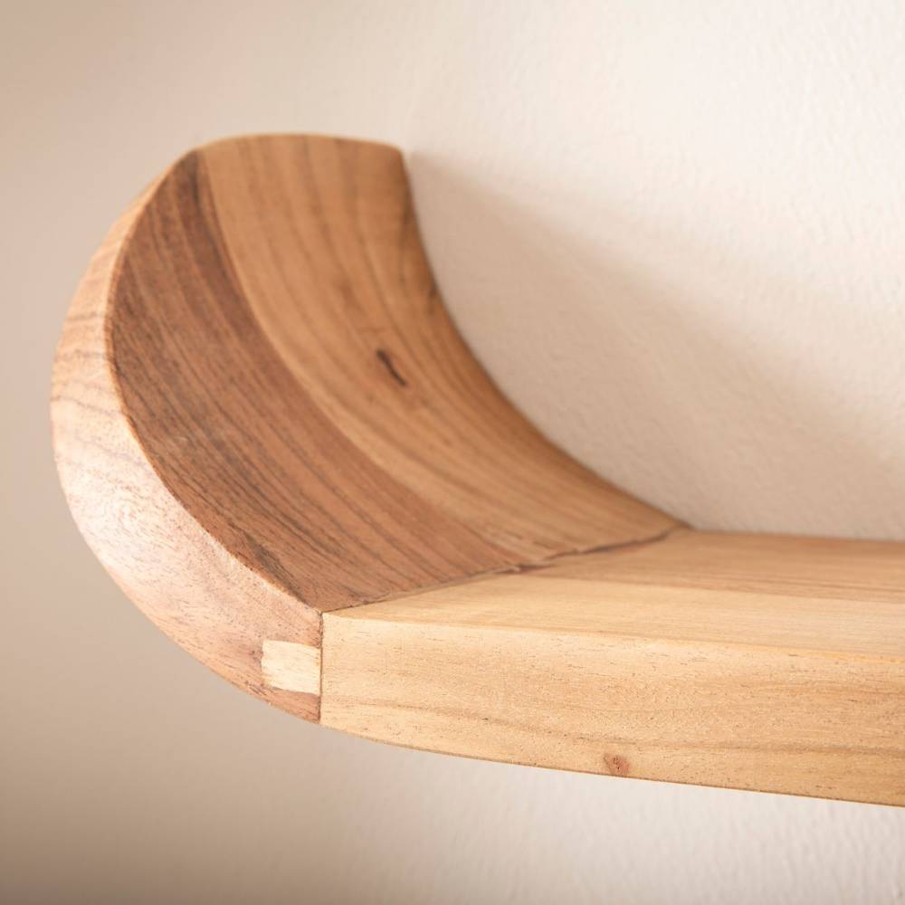 Massives Mangoholz Wandboard Detail mit geschwungener Kante und natürlicher Holzmaserung – Totroma