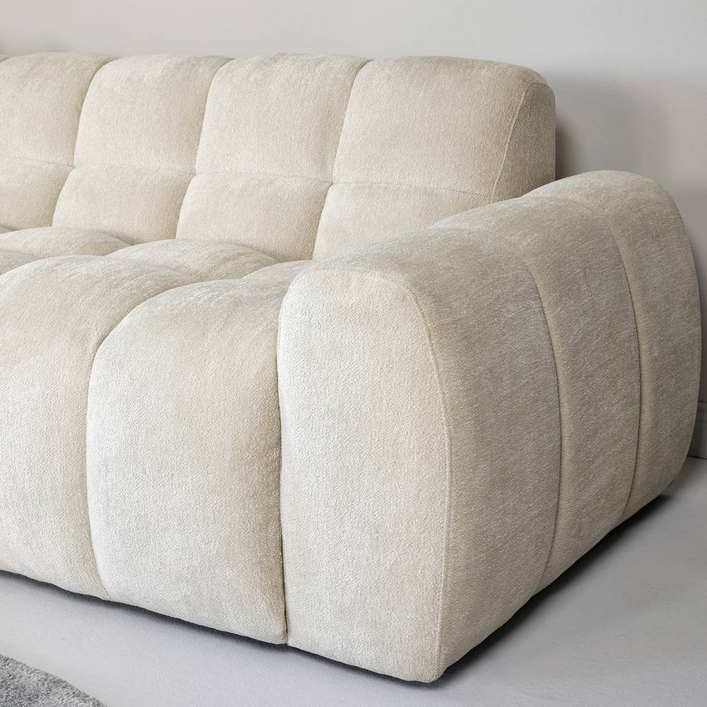 Abgerundete Armlehne des beigen Boucle Ecksofas mit strukturierter Oberfläche und vertikalen Nähten – Vedition