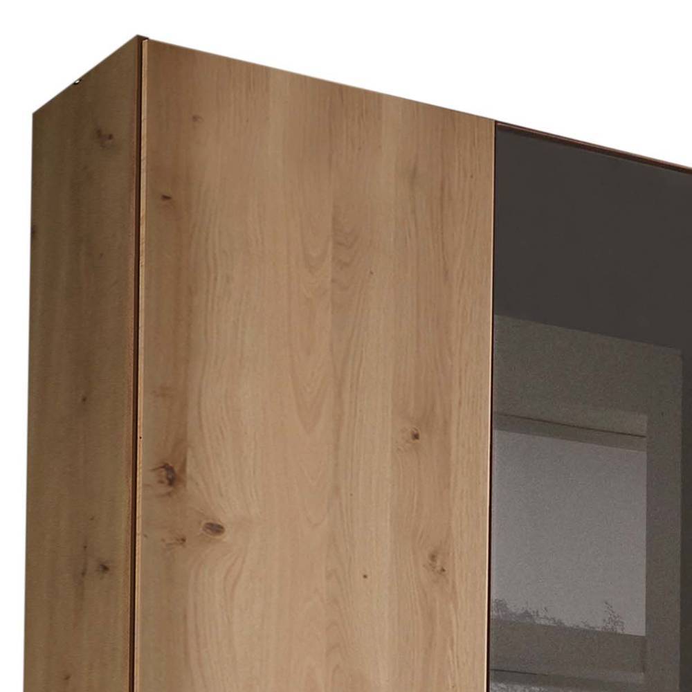 Obere Ecke des Schlafzimmerschranks aus Eiche Bianco mit markanter Holzmaserung und Glastür – Vutonia