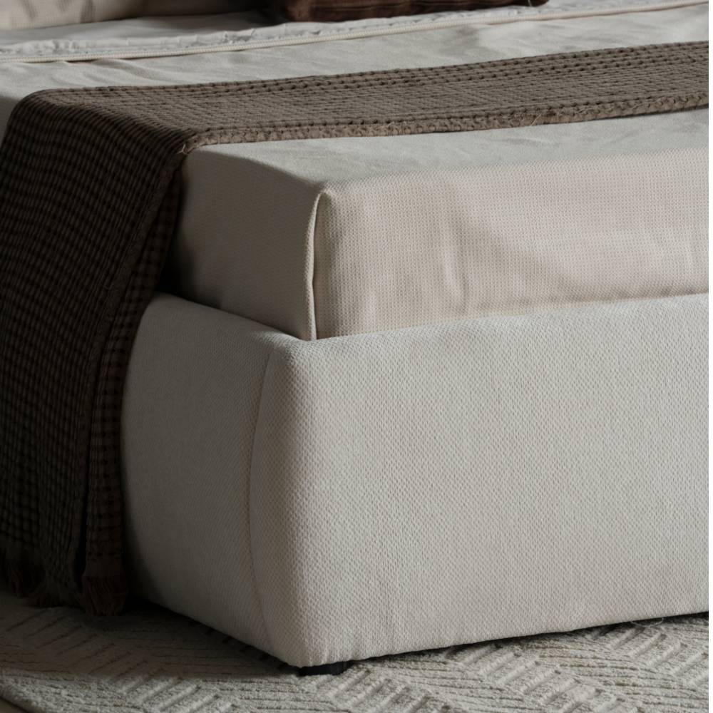 Voll ausgestattetes Polsterbett in Beige - Hinnavaron