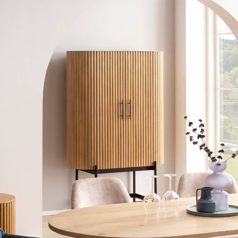 Mangoholz Schrank in Lamellenoptik als elegantes Möbelstück im Wohnzimmer – Dorian