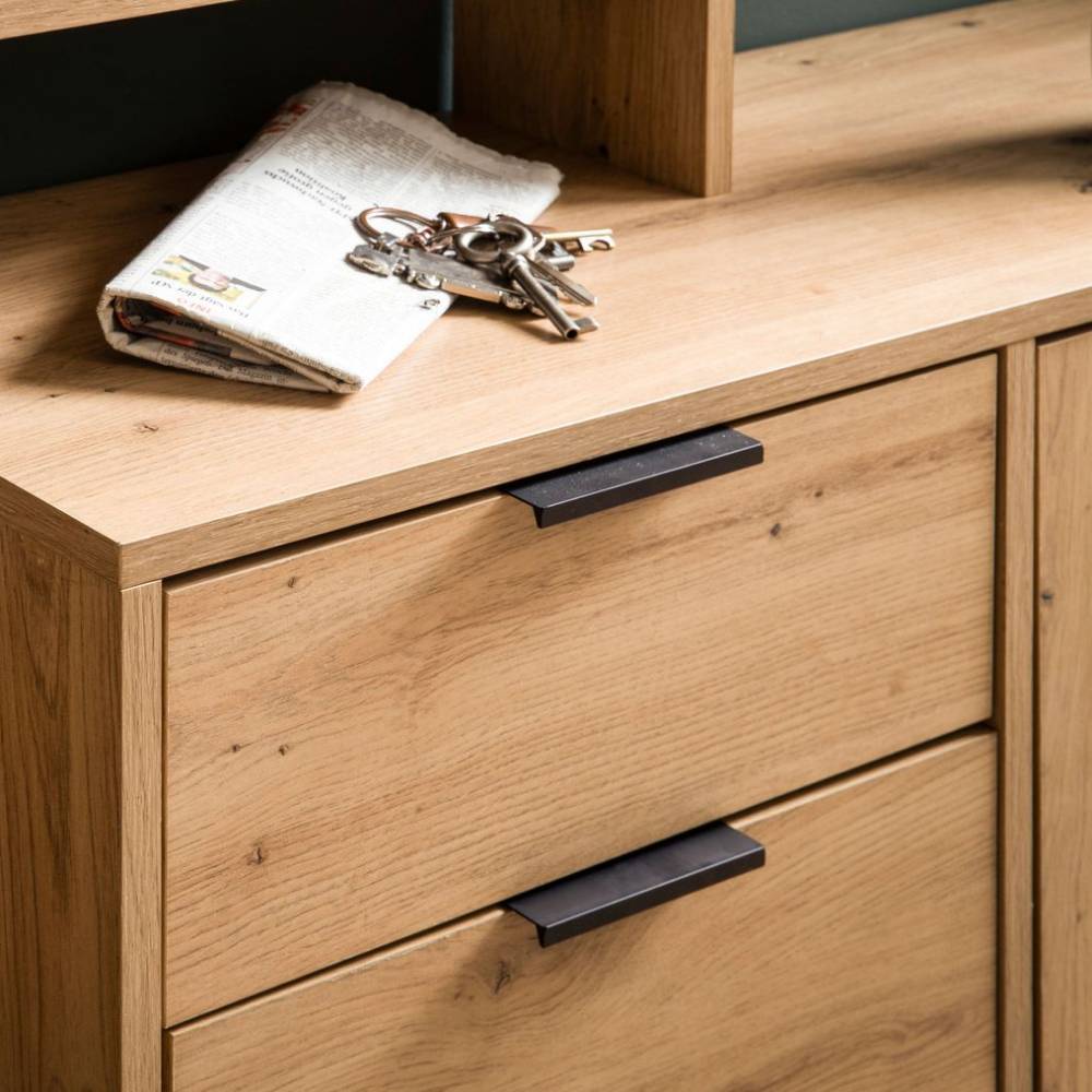 Obere Schublade und Tür des Flur-Highboards in Eiche Holzdekor mit schwarzen Griffen – Zerial