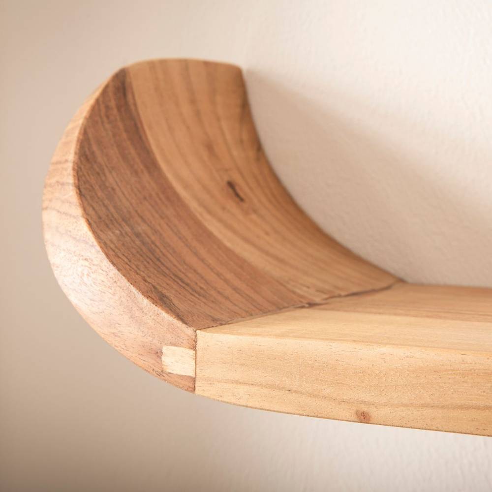 Geschwungenes Skandi Hängeregal aus Mangoholz mit schöner Holzmaserung und Handwerkskunst – Totroma