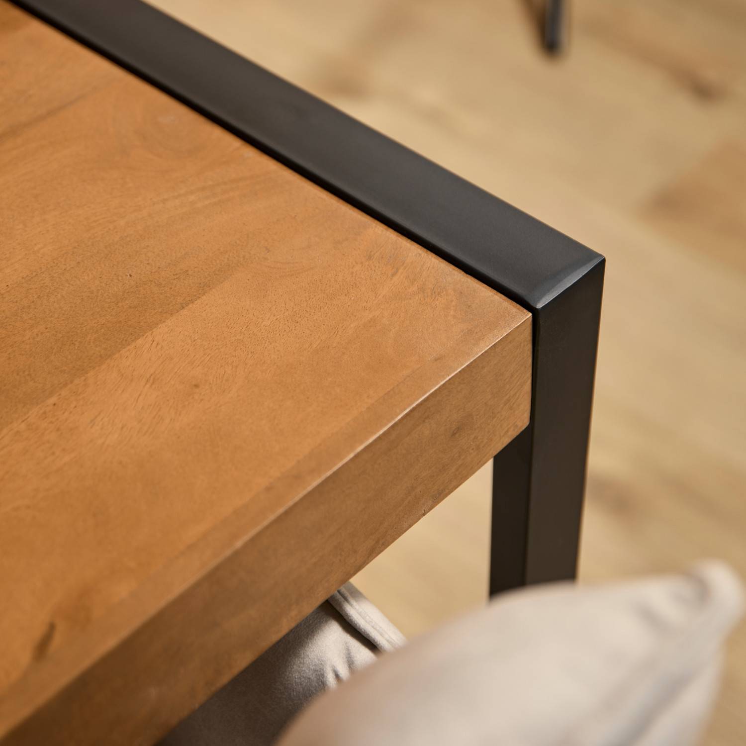 Glatte Holz-Tischplatte mit schwarzem Metallrahmen und modernem Stuhl – Ceria