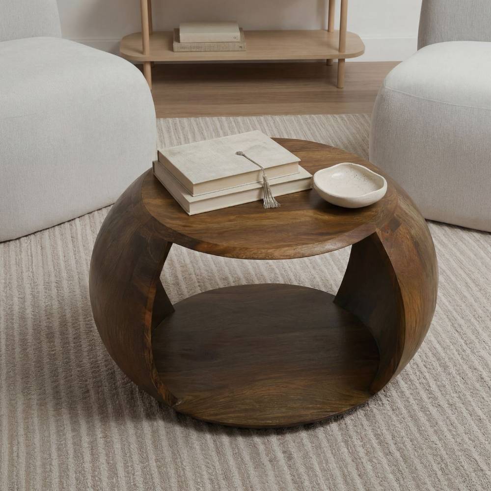 Massiver Couchtisch im Fassdesign aus dunklem Holz mit Ablagefläche für das Wohnzimmer – Icana
