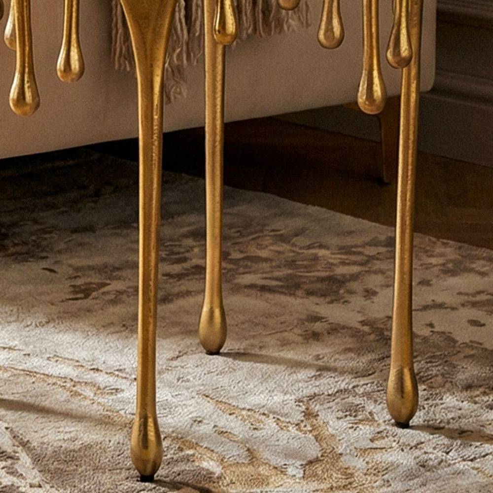 Detailansicht der goldfarbenen Beistelltisch-Beine mit zerlaufender Optik und Bodenschutz – Straits
