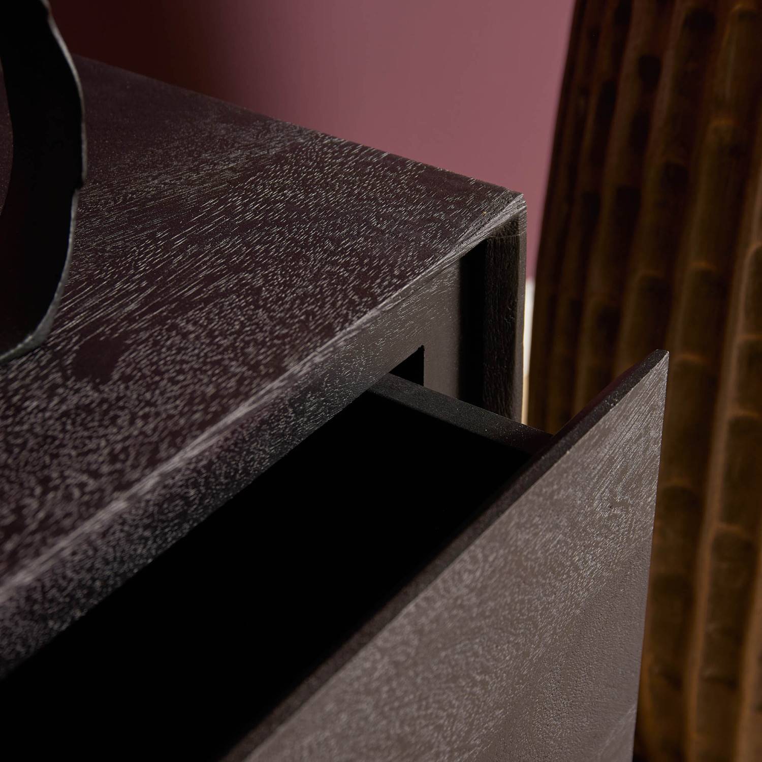 Detailansicht der geöffneten Schublade des schwarzen TV Boards mit Holzstruktur – Rondra