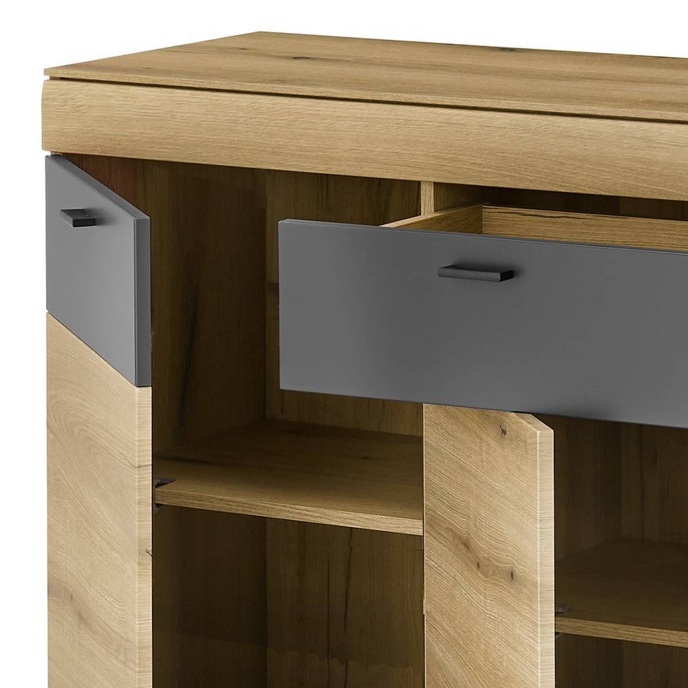 Eckansicht des Sideboards mit geöffneter Tür und Schublade in Eiche und Anthrazit – Addara