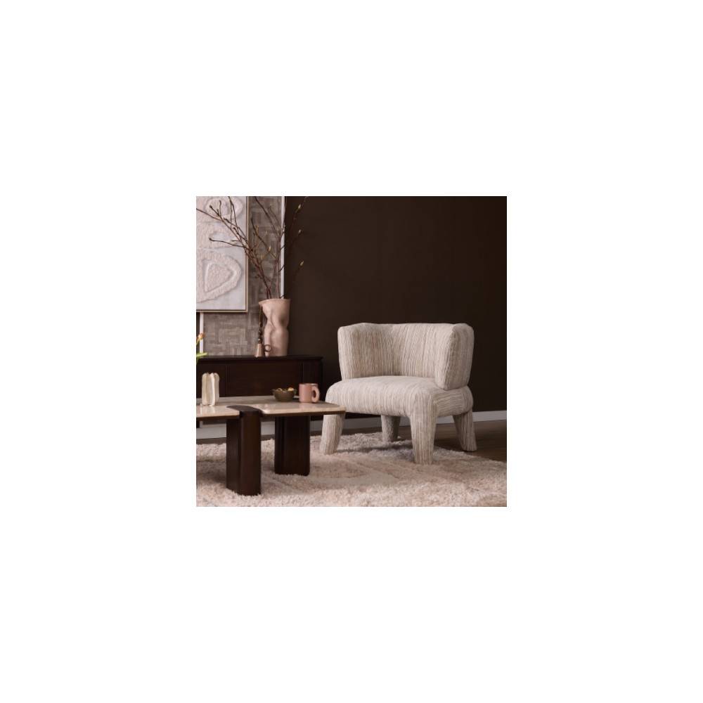 Beiger Loungesessel im Wohnzimmer mit organischem Design und gestreiftem Bezug – Garanca