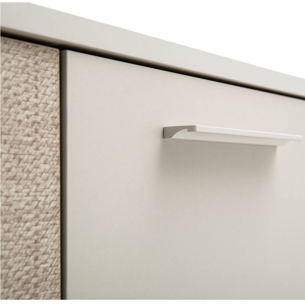 Detail des eleganten Griffs am beigen Highboard mit texturierter Front für den Eingangsbereich – Litinka