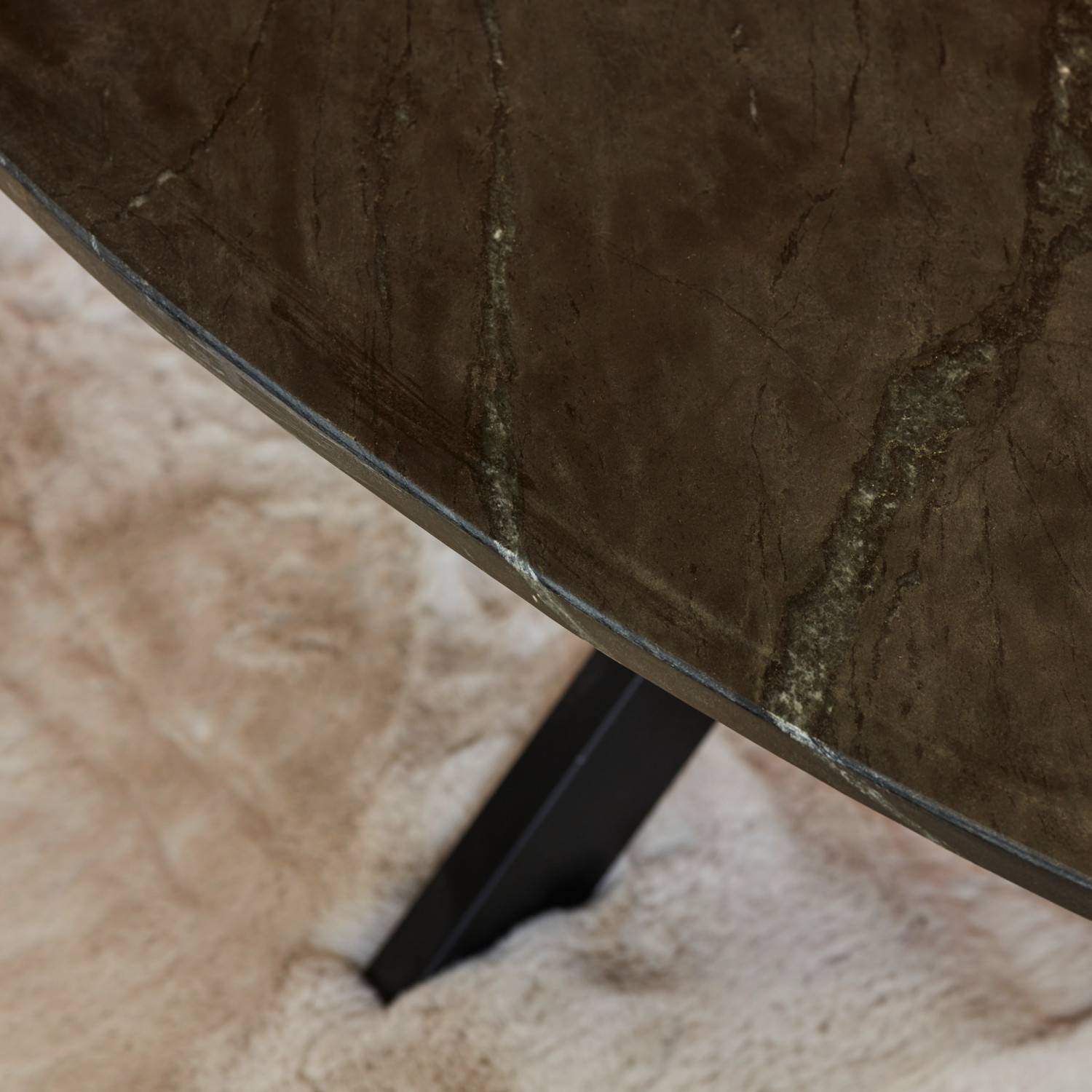 Ovale dunkelbraune Tischplatte in eleganter Marmoroptik mit schmaler Kante für den Wohnzimmertisch – Olivento