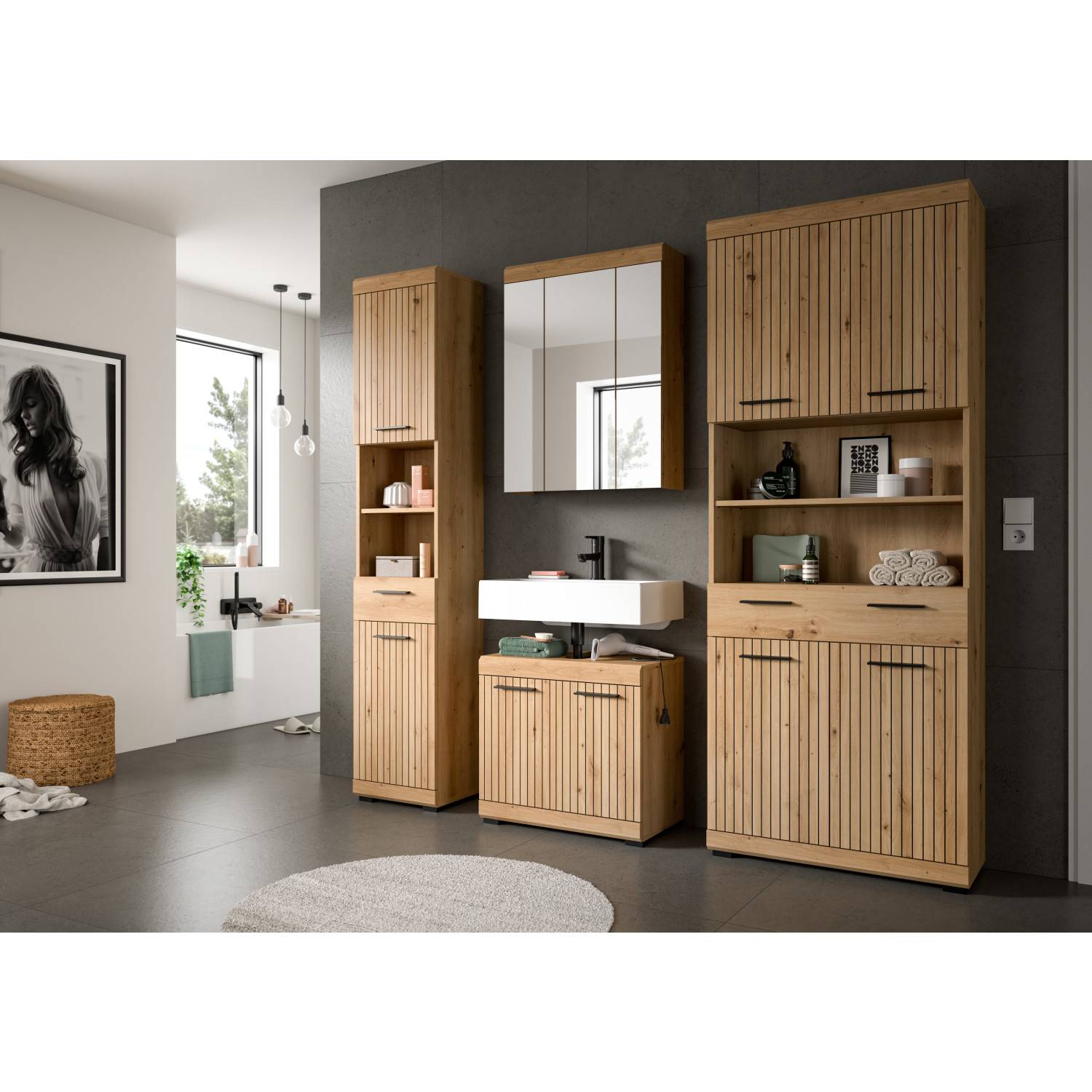 Holzfarbener Hochschrank Lasewood im Badezimmer mit Lamellenfront und offenen Fächern – Lasewood