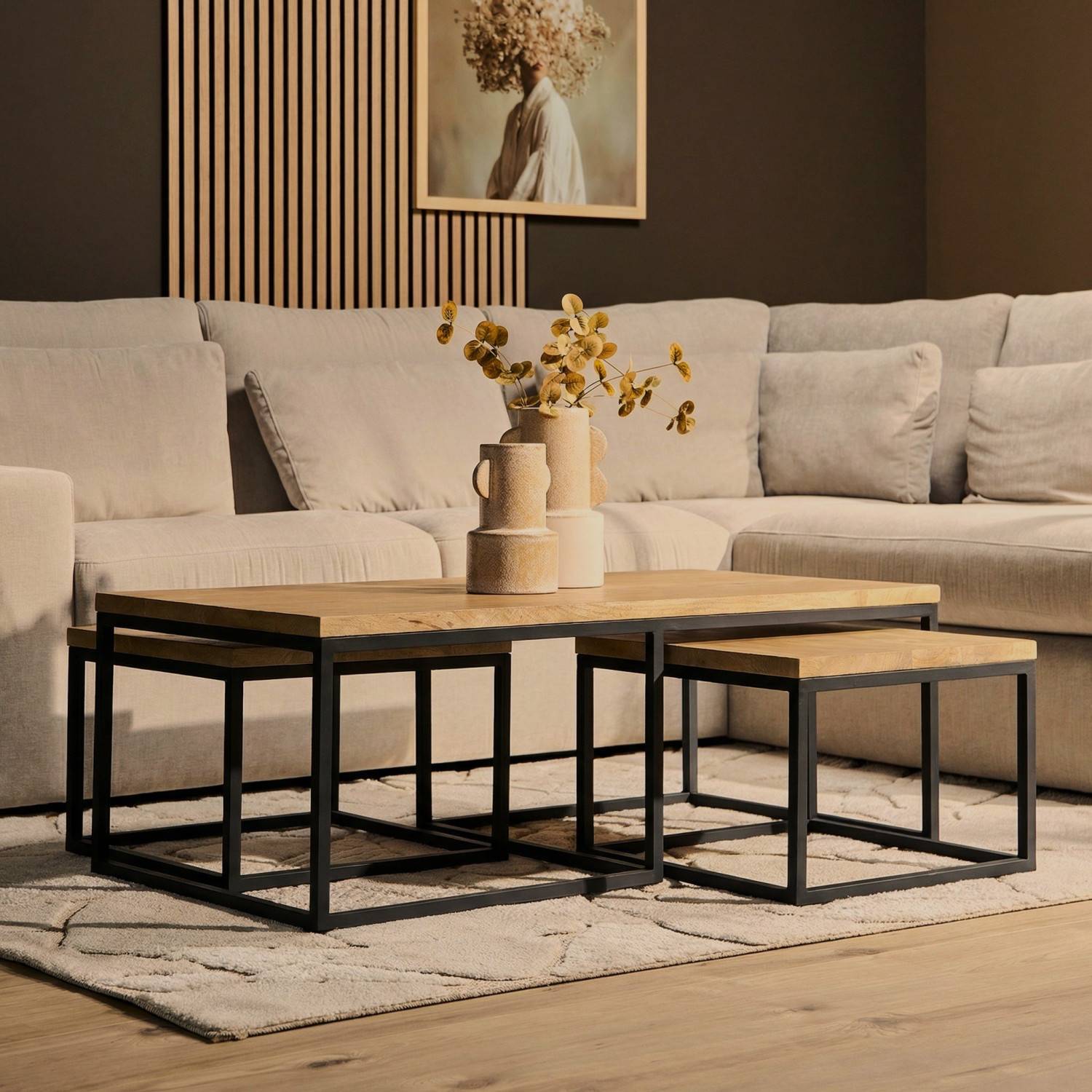 Dreiteilige Couchtisch-Gruppe aus hellem Massivholz und schwarzem Metall im modernen Wohnzimmer – Drovens