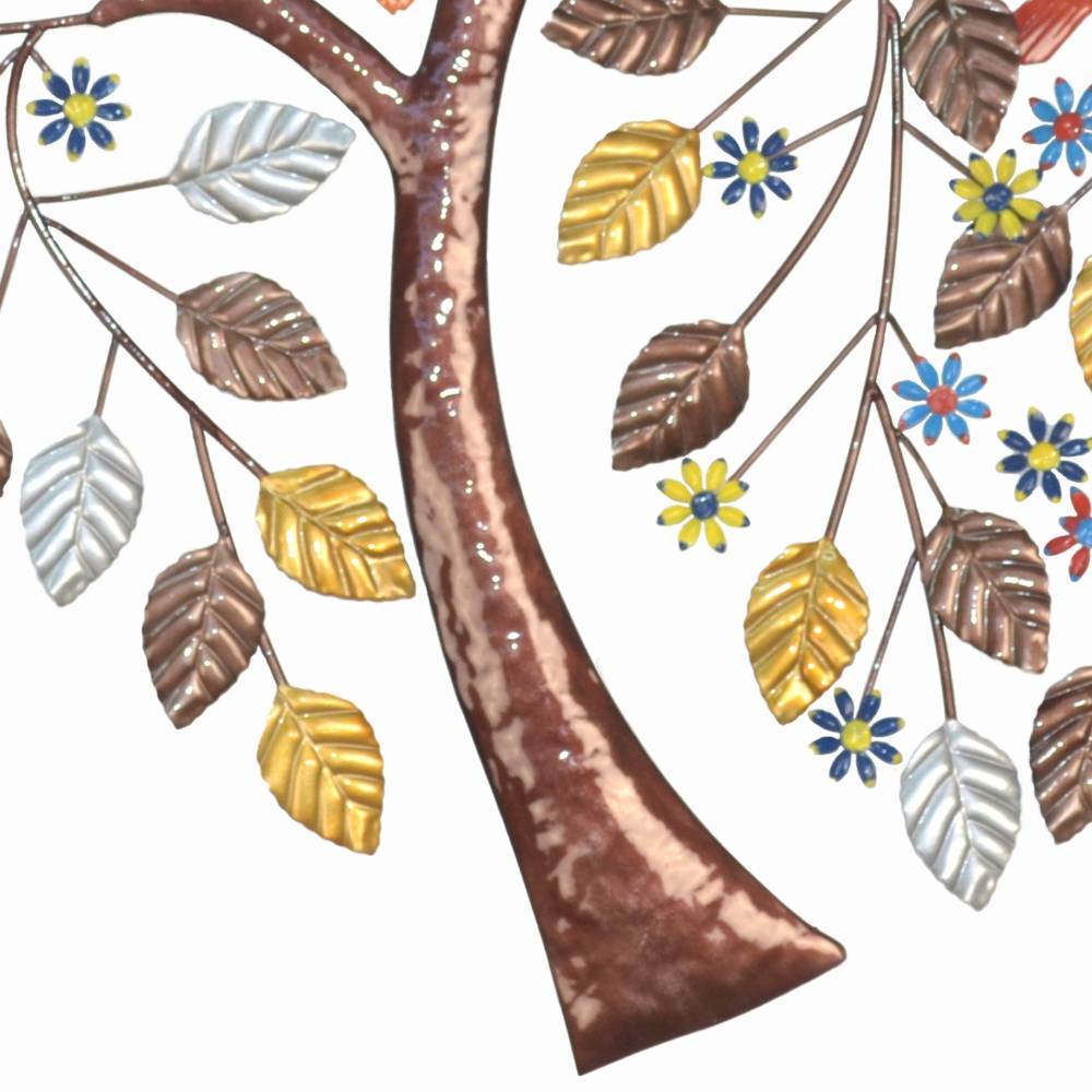 Detail des braunen Metall-Baumstamms der Wanddekoration mit Ästen, farbigen Blättern und kleinen Blüten – Musashi