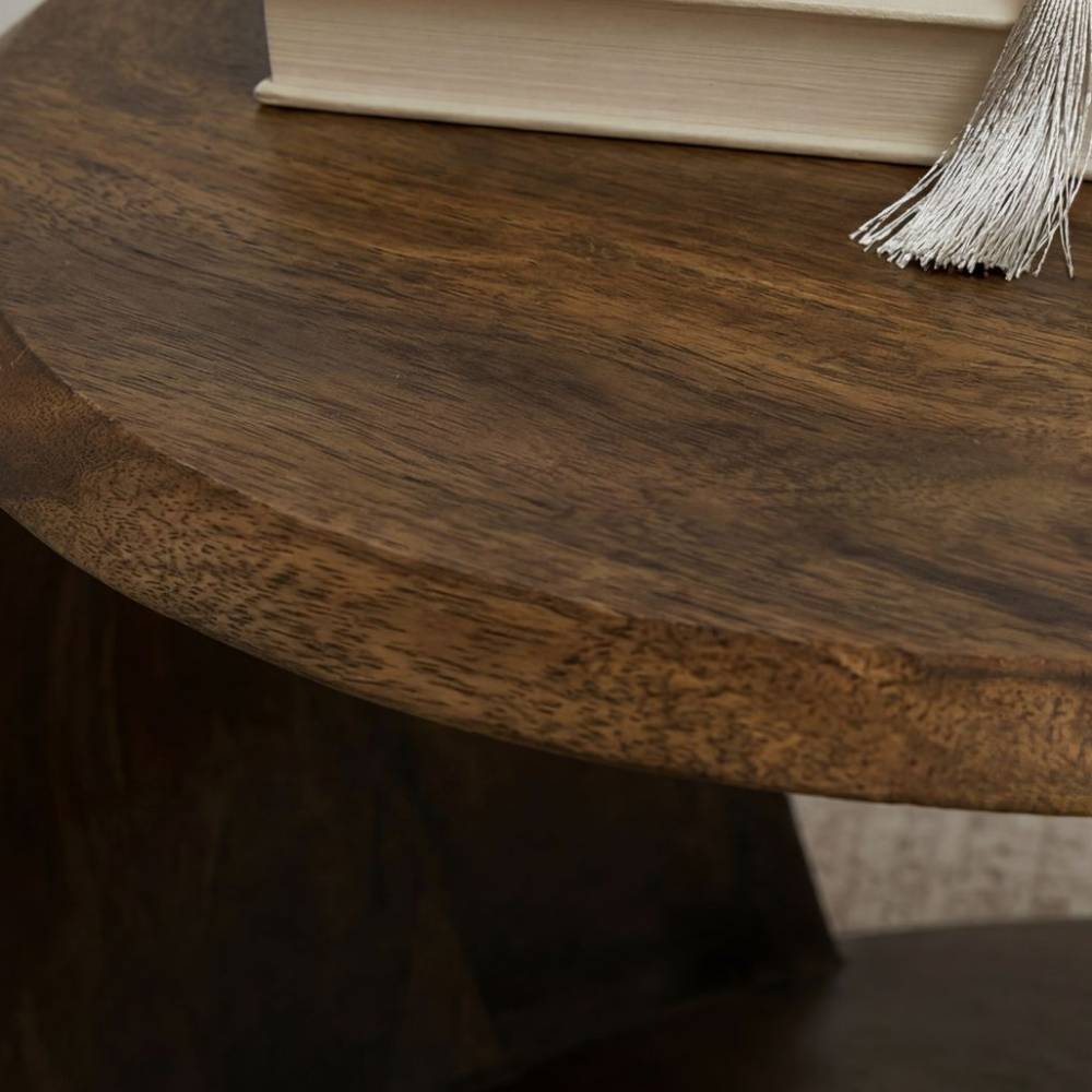 Dunkle Holzmaserung des runden Couchtischs aus massivem Mangoholz – Icana