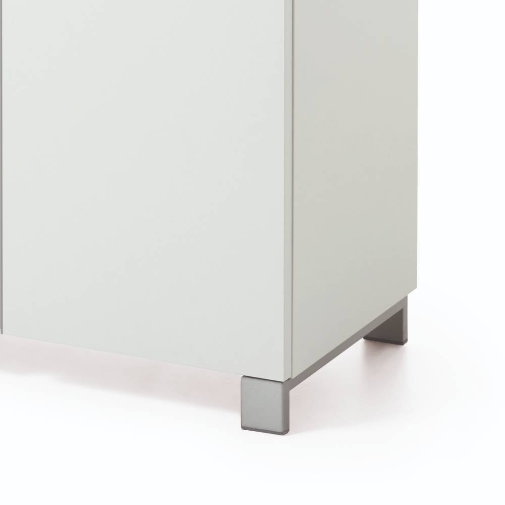 Standfuß des weißen Garderobenschranks in Grau, stabil und modern designt – Danita