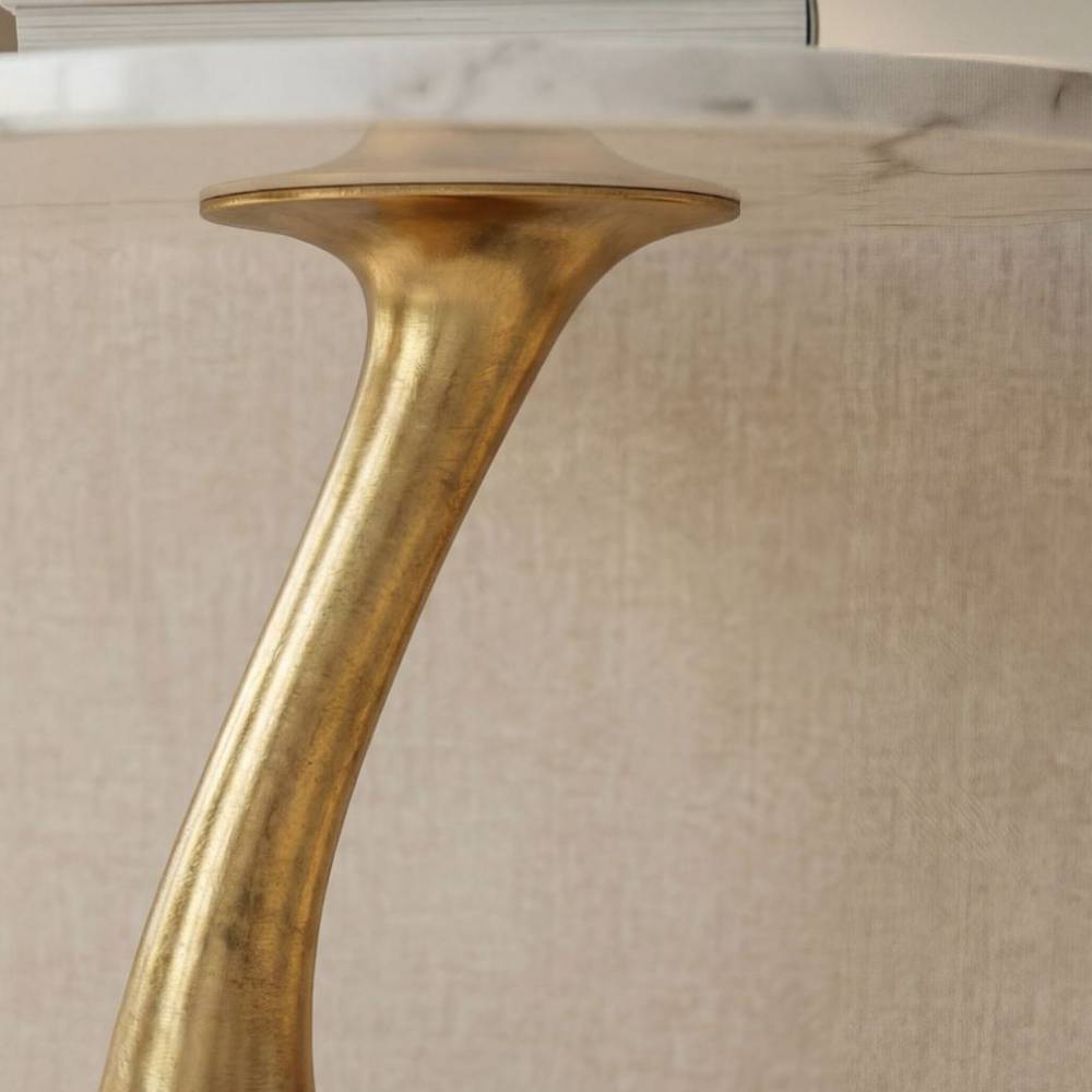 Goldener Beistelltisch mit eleganter Marmorplatte Detail der geschwungenen Basis – Sarnano