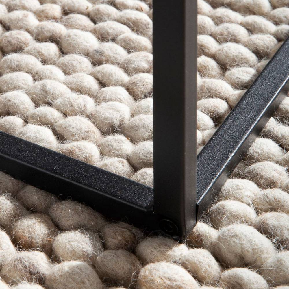 Schwarzes Metallgestell des Sofatischs auf beigefarbenem Teppich – Rocio