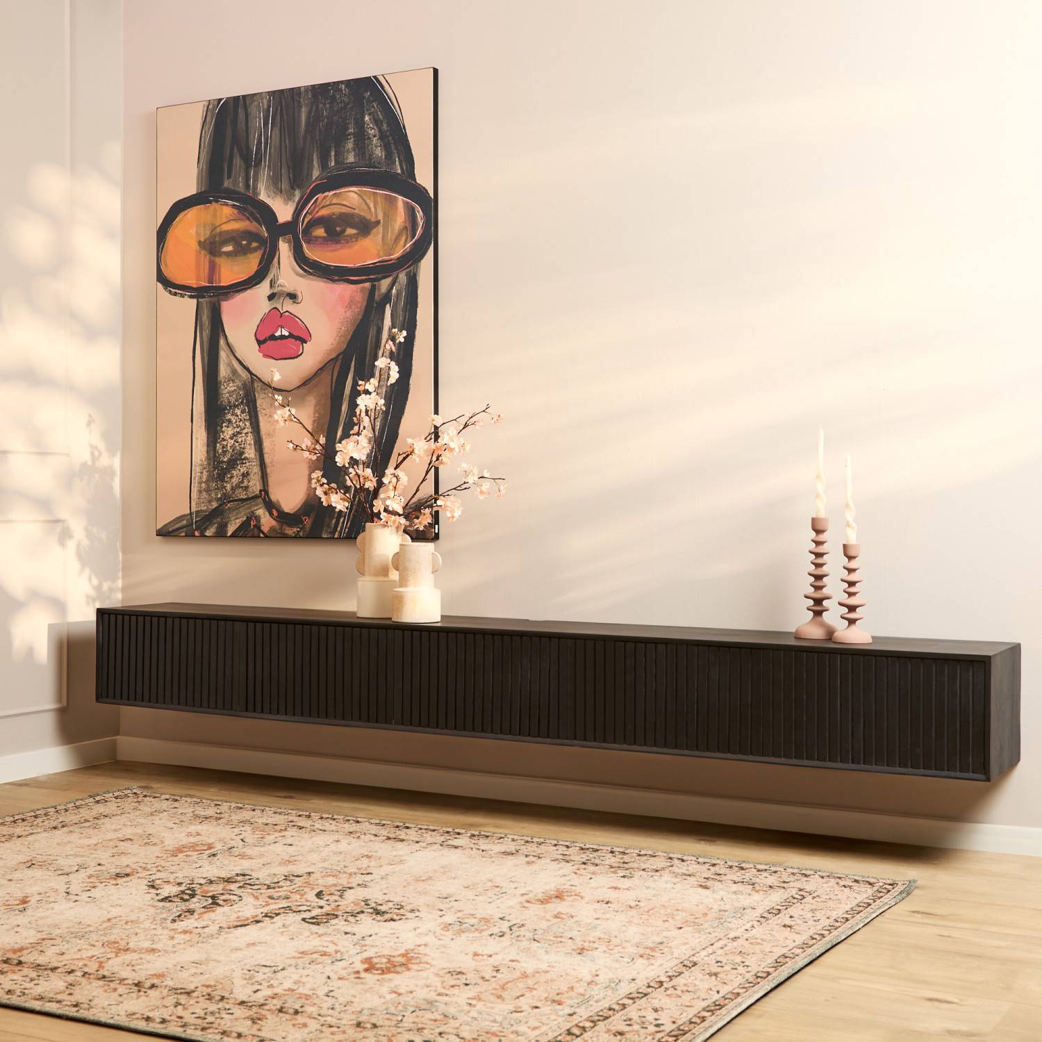 Freischwebendes TV-Lowboard in dunklem Holz mit geriffelter Front im Wohnzimmer – Jusitc