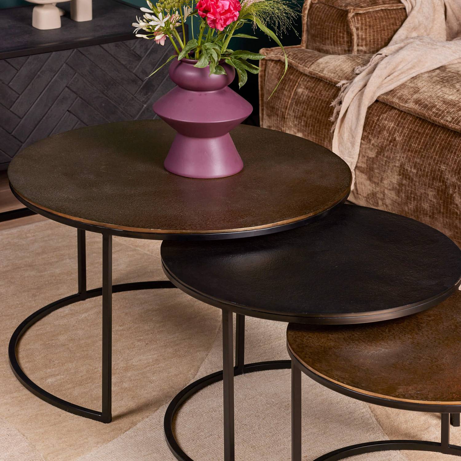 Rustikaler Salontisch 3er Set mit runden Aluminiumplatten in Braun und Schwarz – Vera