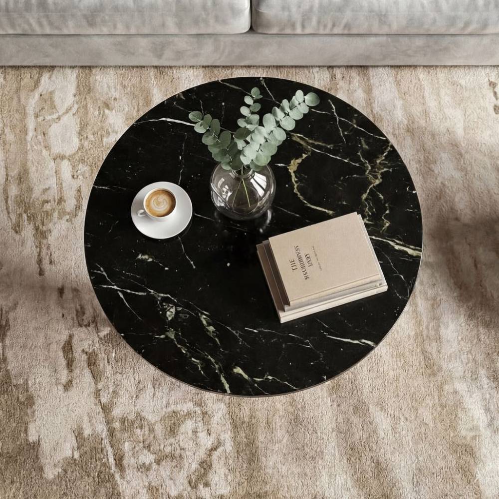 Runder schwarzer Marmor-Couchtisch mit goldenem Alu-Fuß in moderner Wohnzimmer-Einrichtung – Camelon