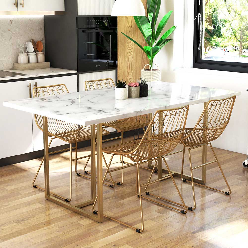 Moderner Esstisch Marmor Optik mit goldenem Bügelgestell in heller Küche – Chaira