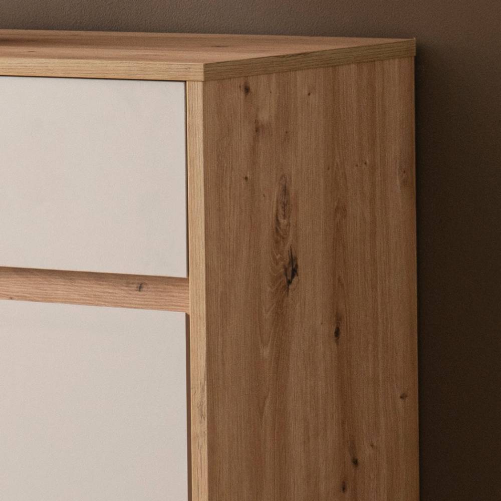 Seitliche Ansicht des hellgrauen Sideboards mit robuster Holzrahmenstruktur – Spain