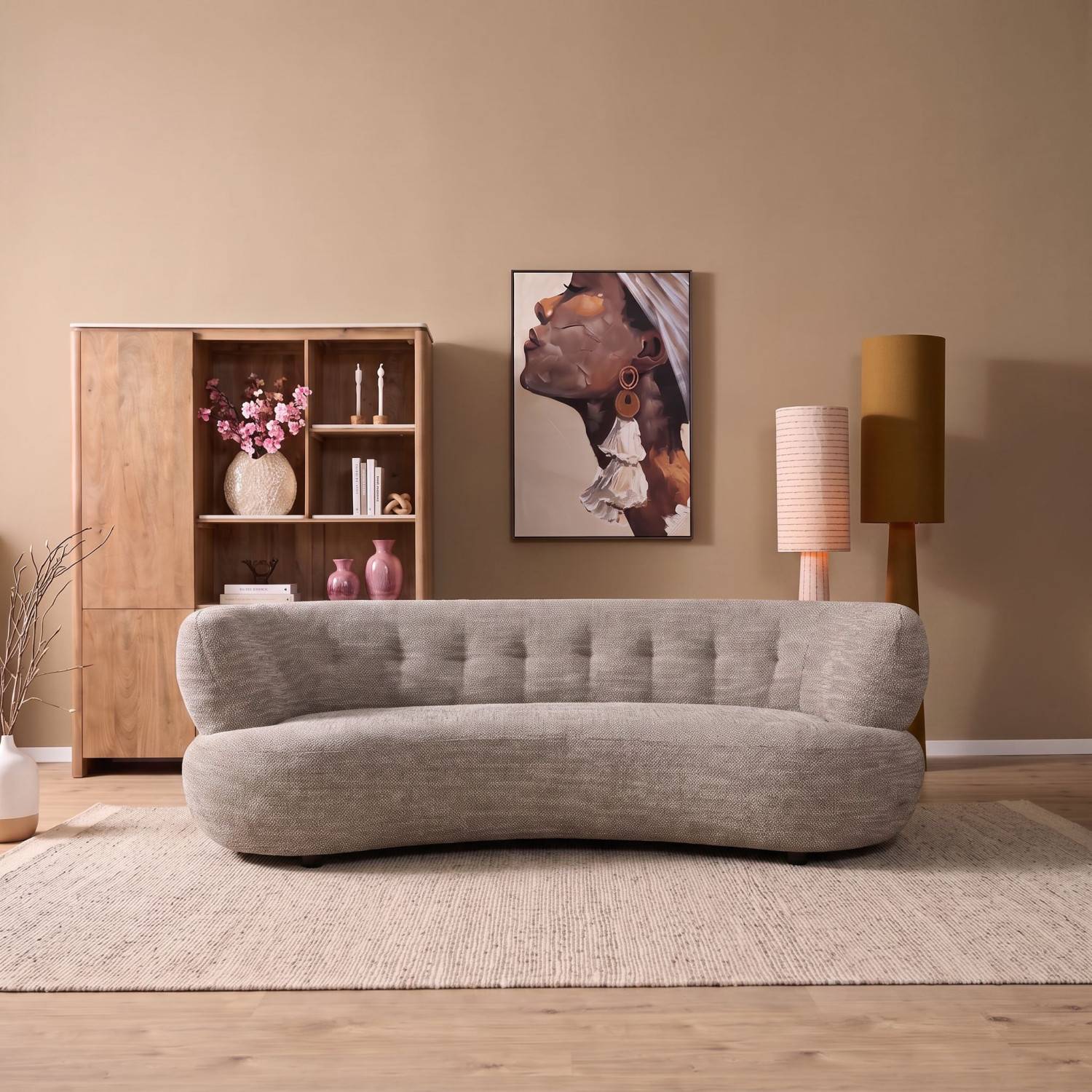Elegantes Designer Sofa mit geschwungener Form und Knopfheftung im Wohnzimmer – Lipardia