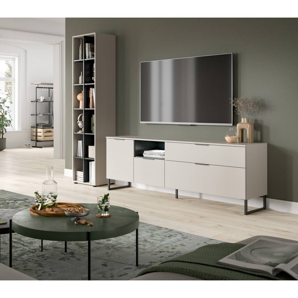 Moderne hellgraue Wohnwand im Wohnzimmer mit TV-Lowboard und hohem Standregal – Ostinia