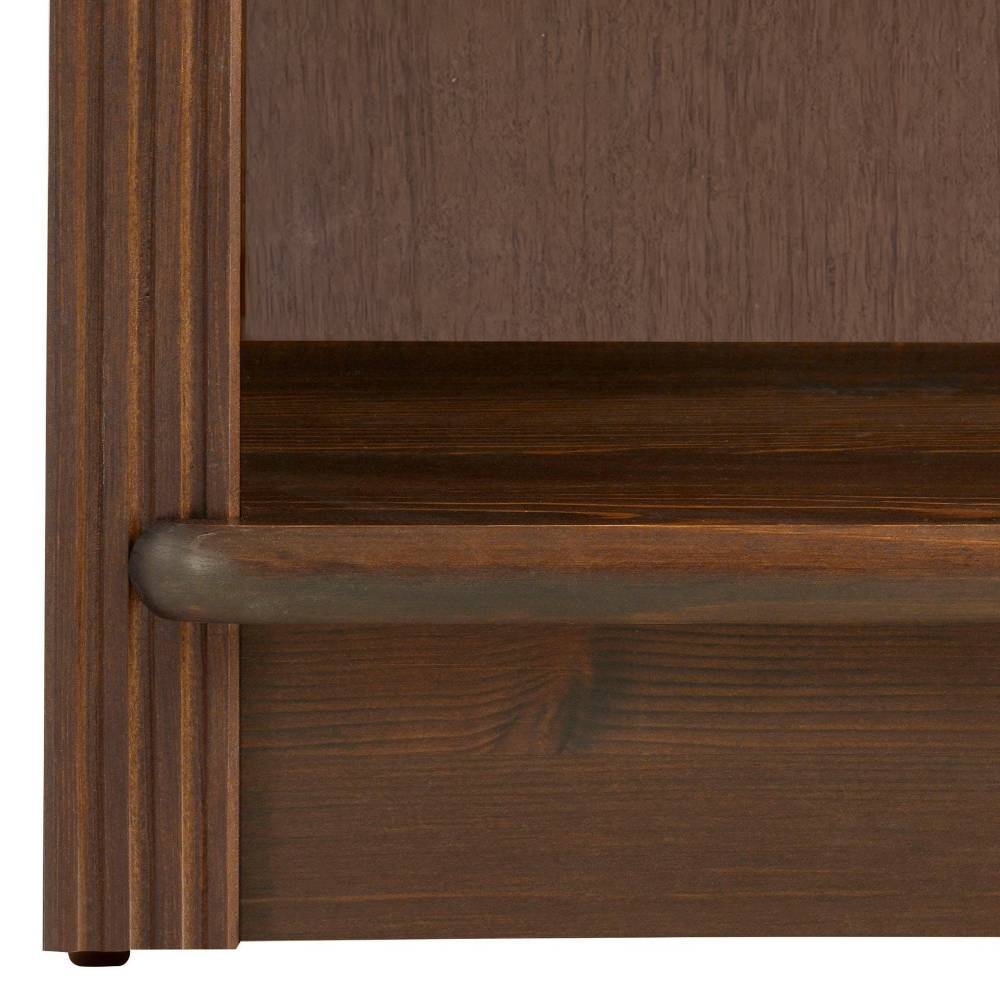 Untere Regalplatte und Holzmaserung des dunkelbraunen Standregals – Nizina