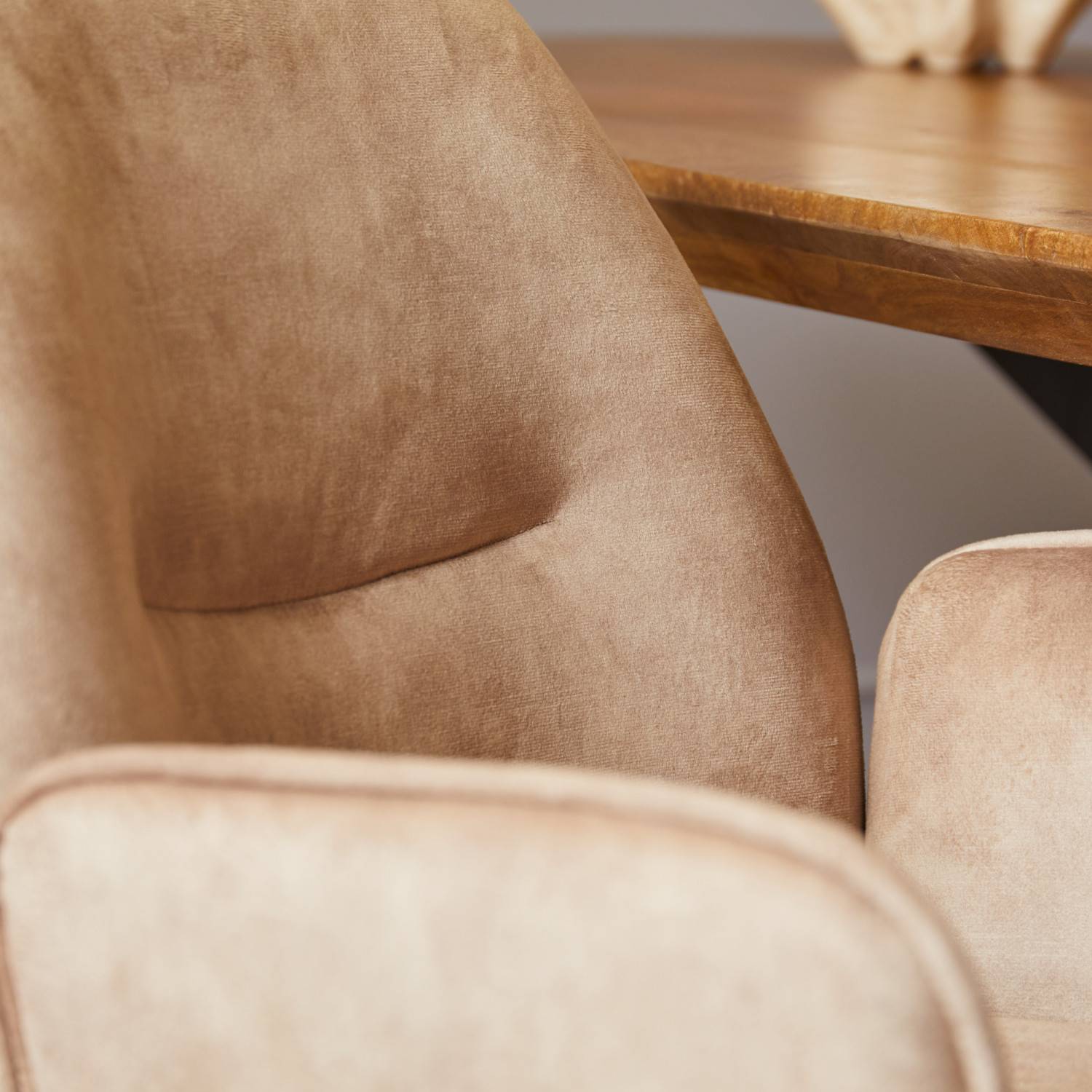 Nahaufnahme des beigen Samtbezugs und der eleganten Ziersteppung des Esszimmersessels – Adajas
