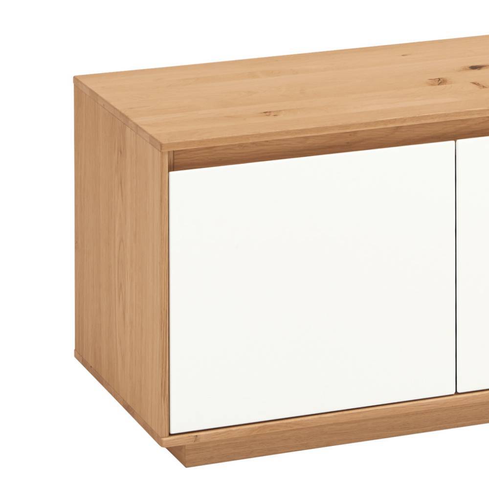 Garderobenbank aus Eichenholz mit weißer Flügeltür, Detail der Holzmaserung  Pablona