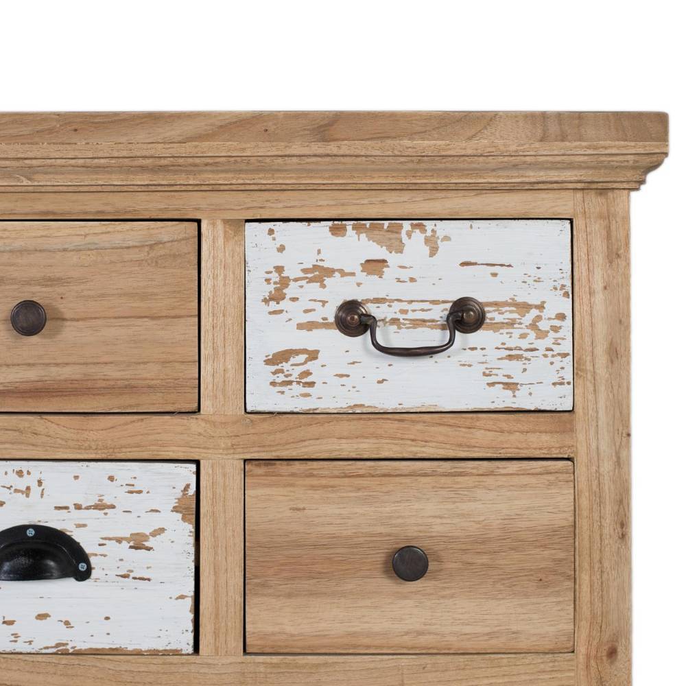 Detail der Shabby Chic Holzschubladen mit weißer Used-Optik und verschiedenen Griffen – Lamedda