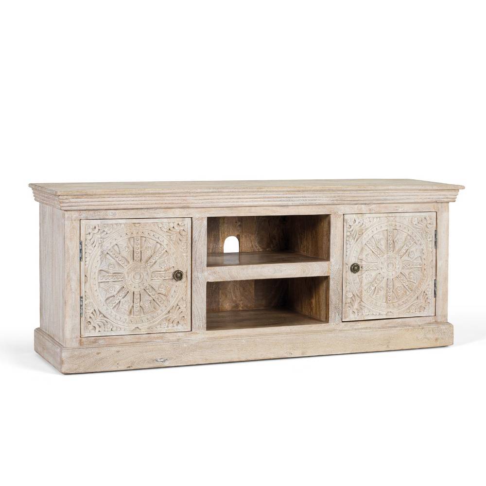 Frontansicht des sandfarbenen TV-Sideboards aus Mangoholz mit detailreichen Schnitzereien und Ablagefächern – Visita